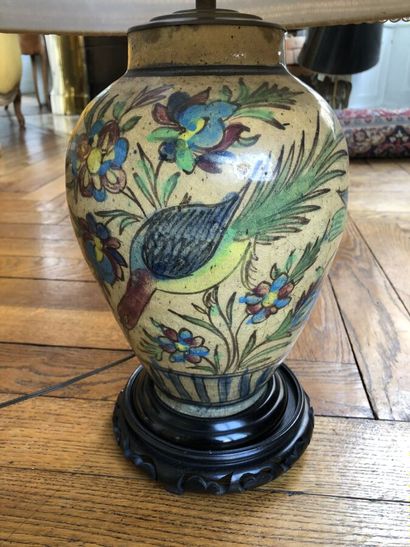null Vase en céramique polychrome à décor d'oiseaux branchés et de fleurs de style...