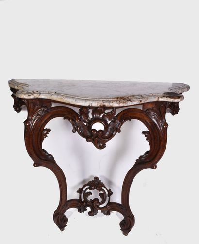 null Console dans le style Louis XV en noyer, sculpté, orné de feuillages et coquilles...