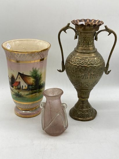 null Lot comprenant trois vases : dans le goût de l'antique, en porcelaine, en c...
