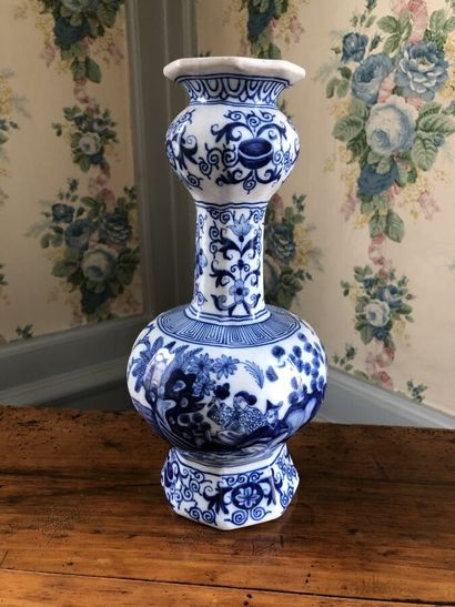 null Vase dans le goût de Delft en camaïeu de bleu, à décor de scènes de chinoiseries...