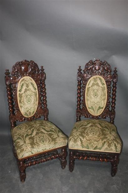 null Paire de chaises en chêne sculpté de blason soutenu par deux griffons, feuillages...