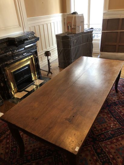 null Importante table en bois naturel, pieds cambrés. 

H. 76 cm - L. 233 cm - P....
