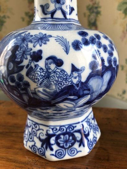 null Vase dans le goût de Delft en camaïeu de bleu, à décor de scènes de chinoiseries...