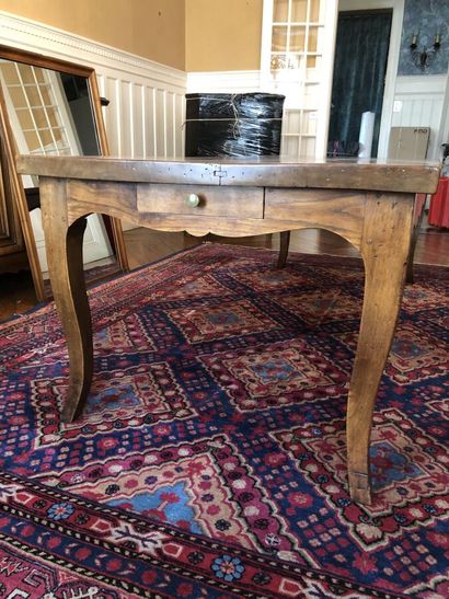 null Importante table en bois naturel, pieds cambrés. 

H. 76 cm - L. 233 cm - P....