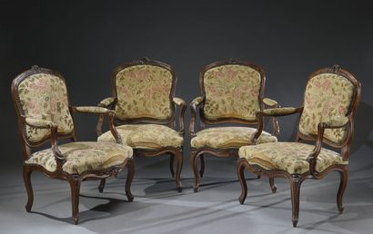 null Quatre fauteuils à la Reine en noyer, mouluré, sculpté de fleurettes et feuillages,...