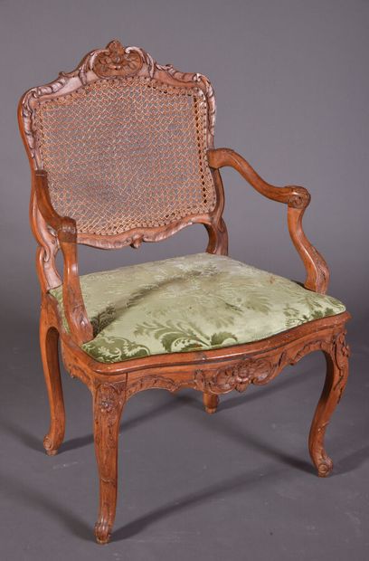 null Beautiful beechwood armchair with patina, carved with flowered cartouches, leafy...