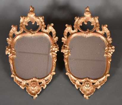 Paire de miroirs en bois sculpté et doré,...