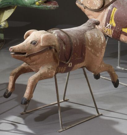 null Petit cochon de manège en bois sculpté, polychromé, sur un trépied en fer.

XIXème...