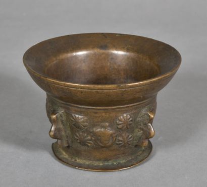 null Two bronze mortars decorated with wings, stars, mascarons, balusters and a pestle....
