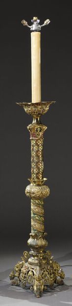 null Grand pique-cierge d'autel dans le style roman en laiton et bronze polychromé.

Vers...