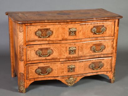 null AXE A GRENOBLE. 

Louis XIV - Regency chest of drawers in ash, walnut and burr...