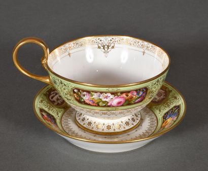  MANUFACTURE DE SEVRES 
Tasse à thé et une soucoupe du service d'apparat du roi Louis-Philippe...