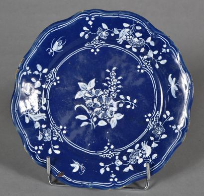 SAINT-OMER 
Plate with contoured edge in...