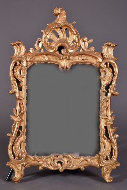 null Miroir en bois sculpté et doré, encadrement à parcloses chantournées ornées...