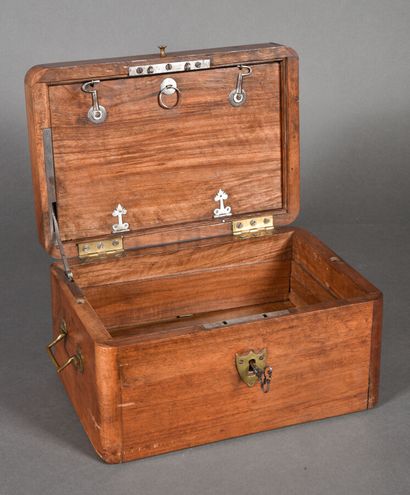 null Carriage box with secrets in walnut. 

18th century. 

H. 18.5 cm - W. 32.5...