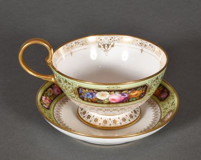  MANUFACTURE DE SEVRES 
Tasse à thé et sa soucoupe, en porcelaine dure, du service...
