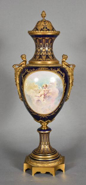 null Important vase en porcelaine dans le goût de Sèvres, de forme balustre à fond...