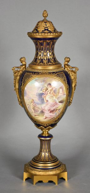 null Important vase en porcelaine dans le goût de Sèvres, de forme balustre à fond...