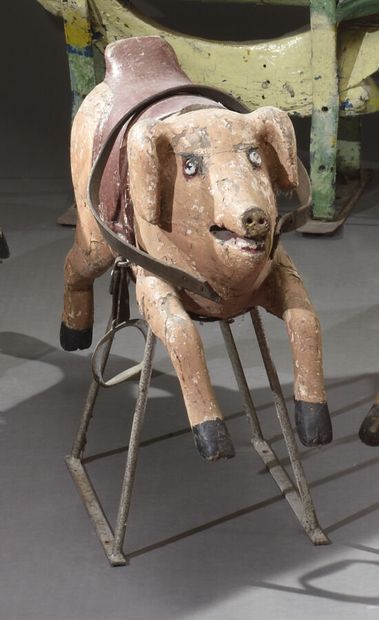 null Petit cochon de manège en bois sculpté, polychromé, sur un trépied en fer, avec...