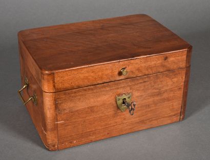 null Carriage box with secrets in walnut. 

18th century. 

H. 18.5 cm - W. 32.5...