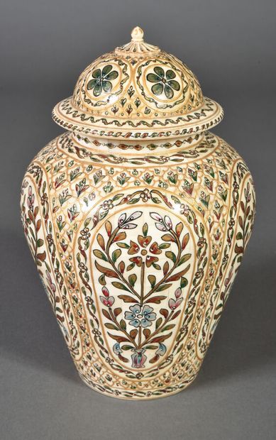 null Grand pot couvert en bois plaqué de corne à décor polychrome et or de réserves...