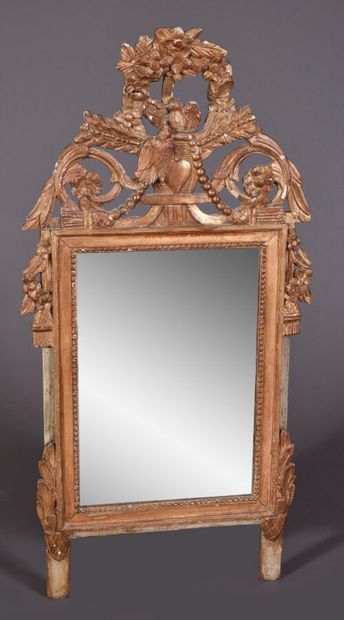 null Petit miroir dit de Beaucaire en bois sculpté et doré, encadrement de perles,...