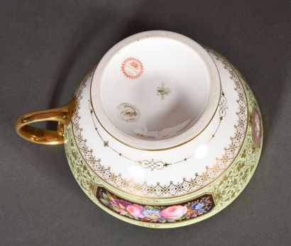  MANUFACTURE DE SEVRES 
Tasse à thé et sa soucoupe, en porcelaine dure, du service...