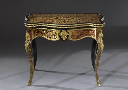 null Belle table de jeu dans le style Boulle, à marqueterie d'écaille teintée rouge...