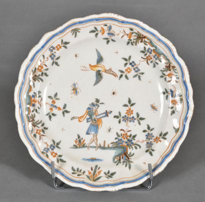 LYON. 
Plate with scalloped edge in earthenware,...