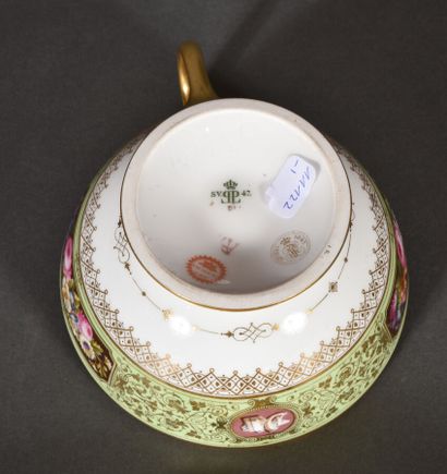 MANUFACTURE DE SEVRES 
Tasse à thé et une soucoupe du service d'apparat du roi Louis-Philippe...