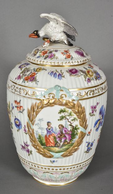 null BERLIN 

Vase de forme ovoïde couvert en porcelaine à paroi cannelée, à décor...