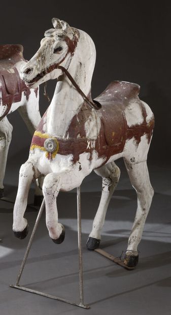 null Carved and polychromed wood horse.

19th century.

H. 93 cm - L. 98 cm

Accidents,...