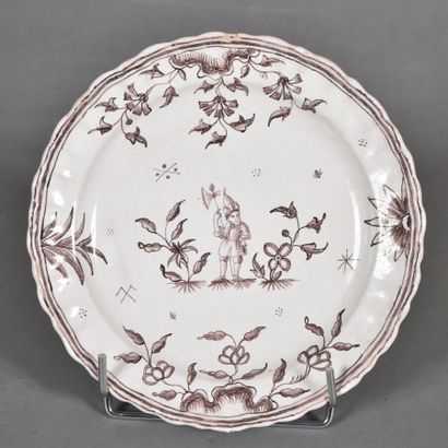 MOUSTIERS (In the taste of) 
Plate with contoured...