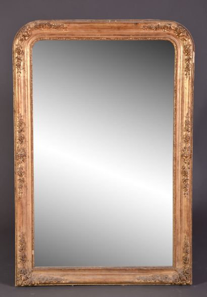 null Wood and gilded stucco mirror, doucine frame, decorated with leafy cartouches.

Around...