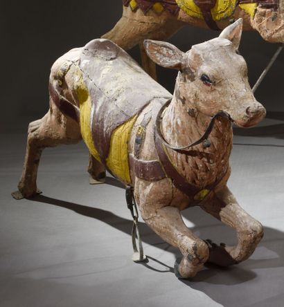 null Carved and polychromed wooden carousel calf.

19th century.

H. 88 cm - L. 147...