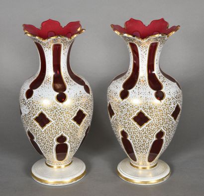 Paire de vases overlay rouge et blanc à décor...