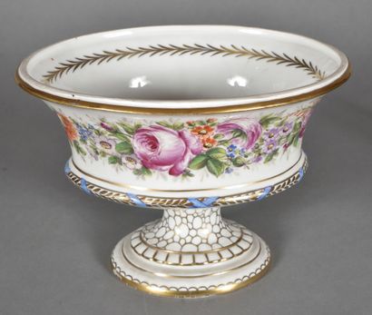 null PARIS.

Coupe de forme évasée sur piédouche en porcelaine, à décor polychrome...