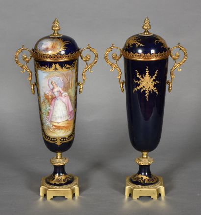 null Pair of covered vases in the taste of Sevres with blue background, decoration...