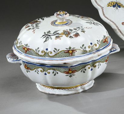 ROUEN or SINCENY 
Covered earthenware pot...