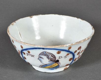 null DELFT.

Earthenware bowl with polychrome decoration in a medallion of the portrait...