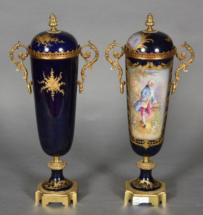 null Paire de vases couverts dans le goût de Sèvres à fond bleu, décor de médaillons...