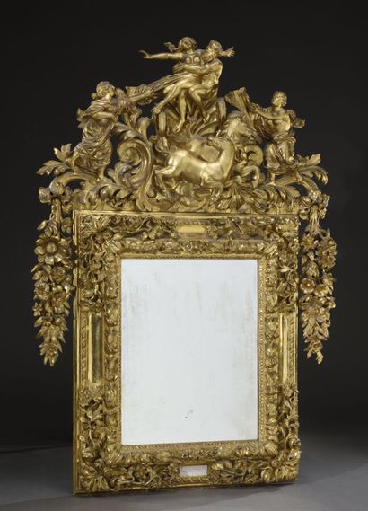 Important miroir en bois sculpté et doré....