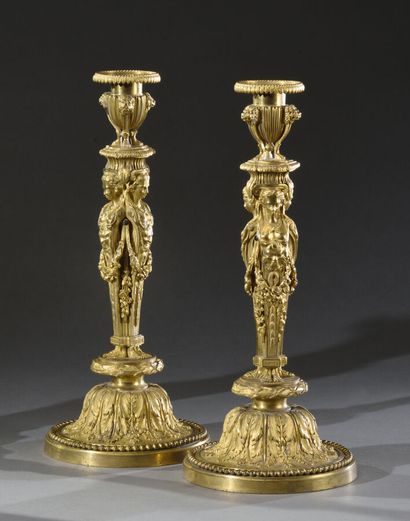null Paire de bougeoirs dans le style Louis XIV en bronze doré, ciselé fûts ornés...