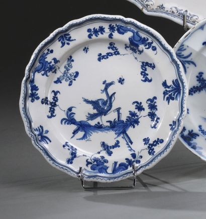 null MOUSTIERS

Earthenware plate with contoured edge, decorated in blue monochrome,...