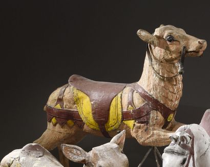 null Small carved and polychromed wooden carousel.

19th century.

H. 96 cm - L....