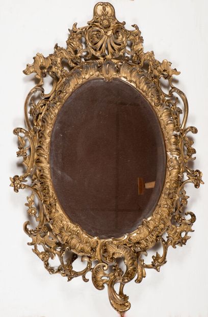 Miroir à vue ovale dans le style Louis XV...