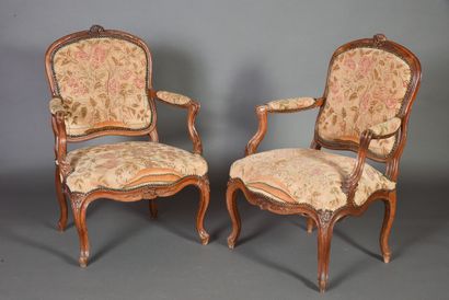 null Quatre fauteuils à la Reine en noyer, mouluré, sculpté de fleurettes et feuillages,...