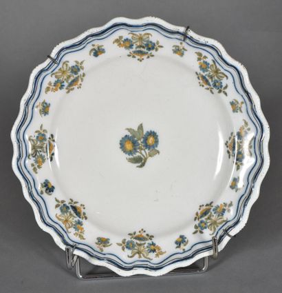 MOUSTIERS 
Plate with eight wavy braces in...