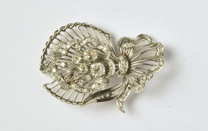 null Broche "Bouquet" en or gris 18K (750/oo) et platine (850/oo) à décor ajouré,...