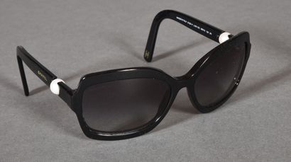 null CHANEL. Pair of butterfly sunglasses, black acetate frame with pearl pattern...